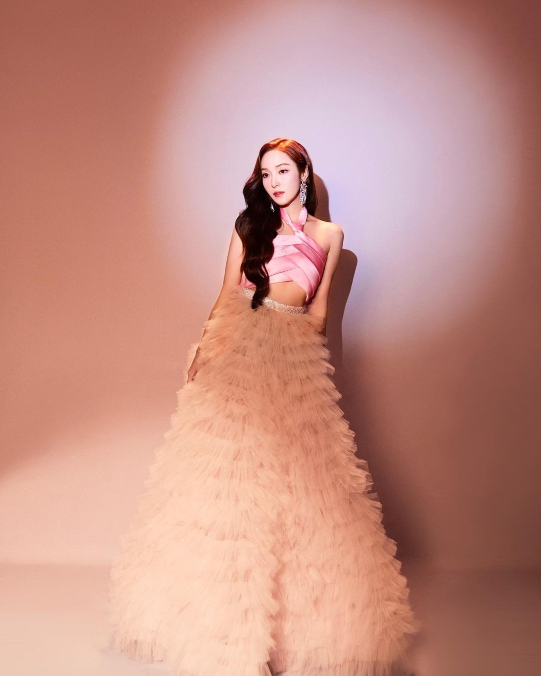 外型甜美精緻的Jessica曾被譽為是南韓演藝圈當中的低調人脈王。