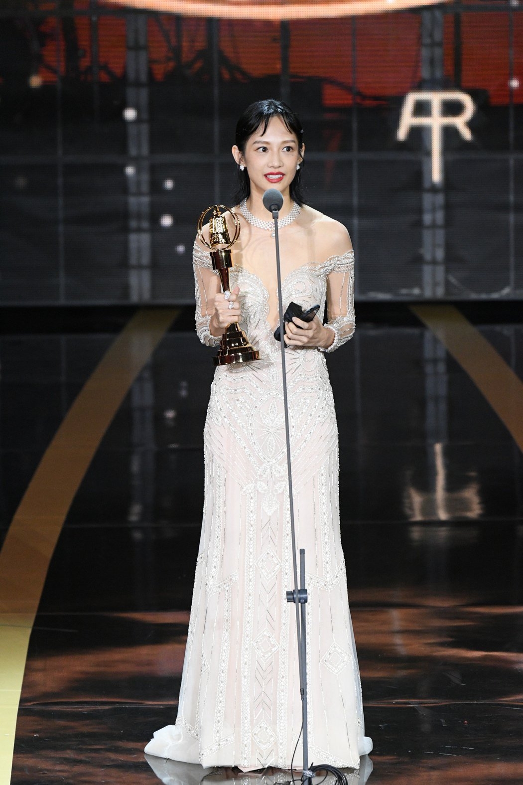 簡嫚書憑著《她們創業的那些鳥事》「美季」一角奪下金鐘最佳女配角獎,得獎當下在台上哽咽感謝母親。