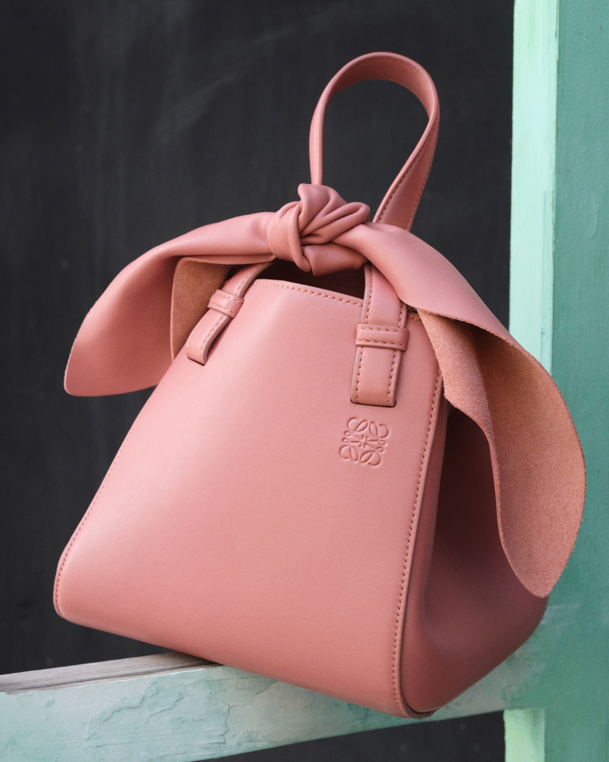 LOEWE Hammock Nugget煙燻玫瑰小牛皮肩背提包,NT$108,000