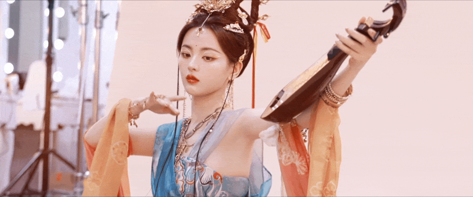 楊超越手持琵琶，美得猶如敦煌莫高窟壁畫上的神女下凡。