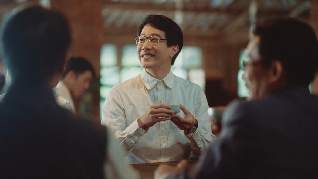 換上斯文眼鏡，薛仕凌在《茶金》變身高知識分子。