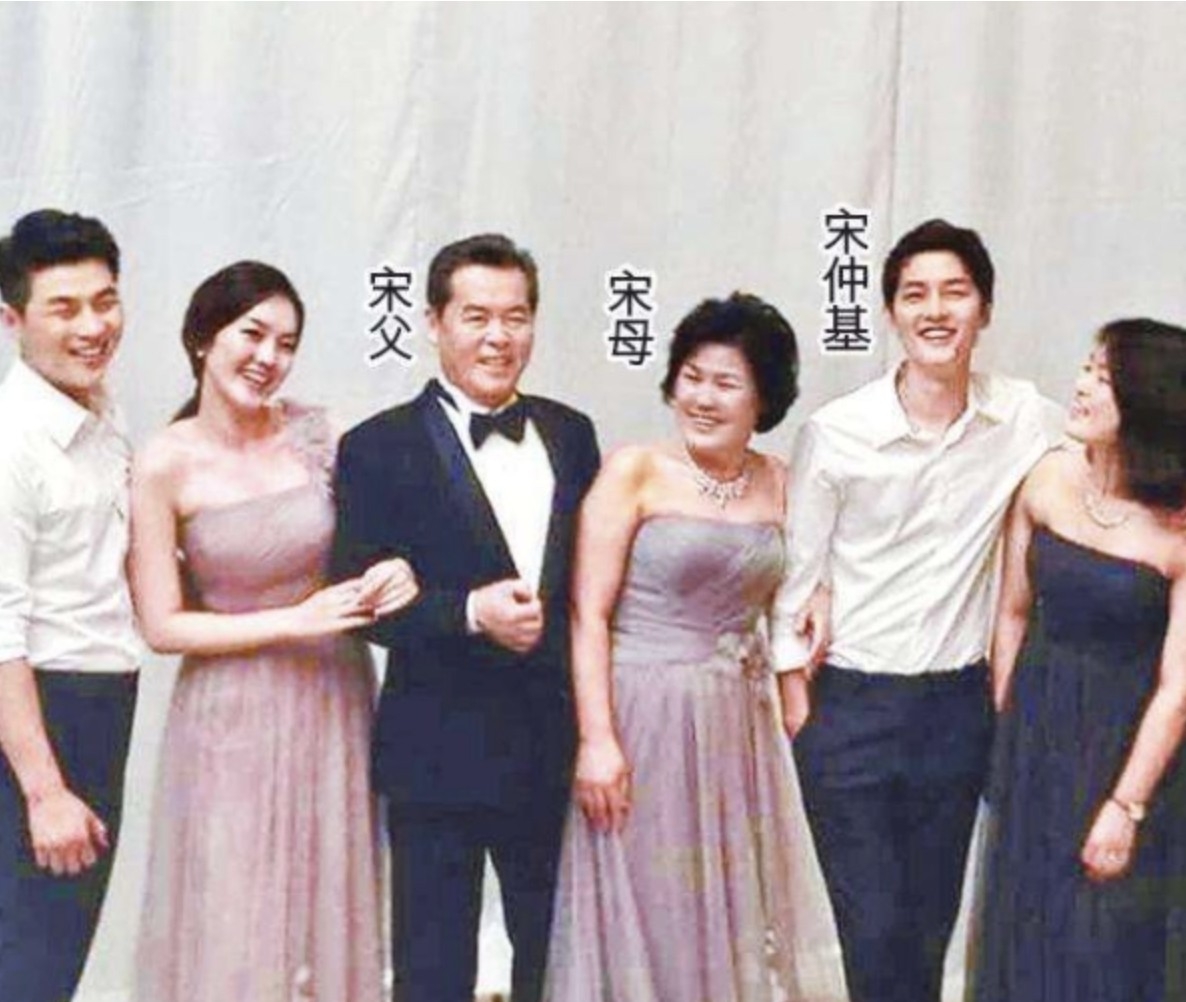 宋仲基的父親和母親