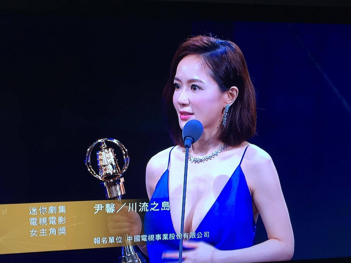 尹馨憑著《川流之島》在金鐘獲獎，藍色低胸禮服造型很是吸睛。