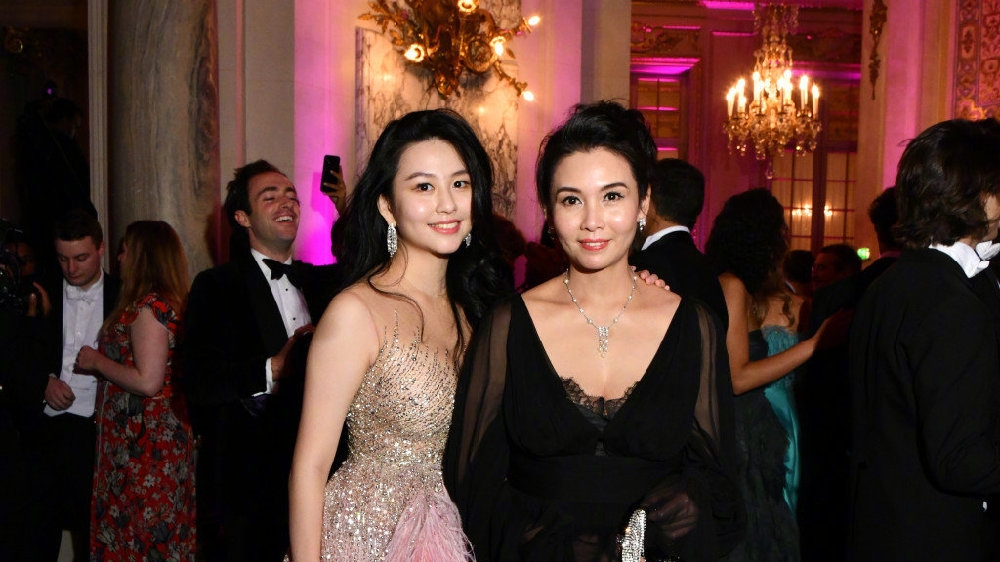 沈月承襲母親邱淑貞的美貌，更多了清純氣息。