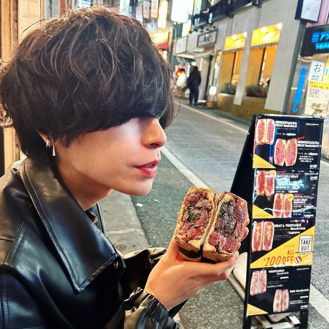 日本型男拿著「Stabler」牛排肉肉三明治拍照打卡。