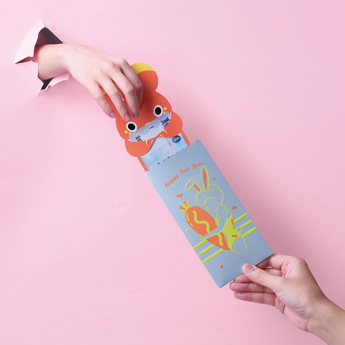 將經典的早餐油紙袋及買菜茄芷袋變成紅包的外包裝,外層僅露出耳朵, 當你將它抽出後,「Magic!」兔子手上拿著代表幸運的新鈔!