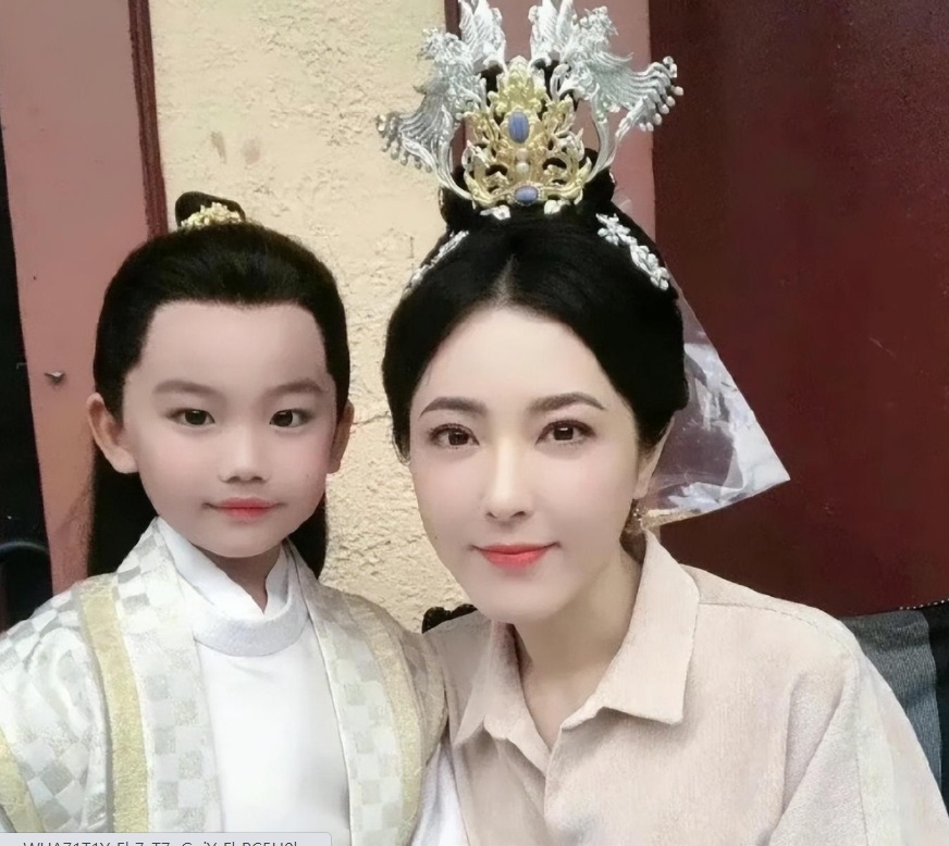 曾黎在拍攝《玉骨遙》時與飾演肖戰兒時的童星合照。