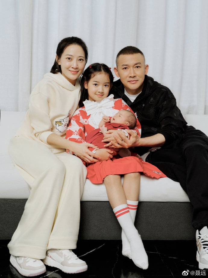 聶遠和妻子秦子越，女兒天天，抱著剛出生的寶寶和大家賀喜。