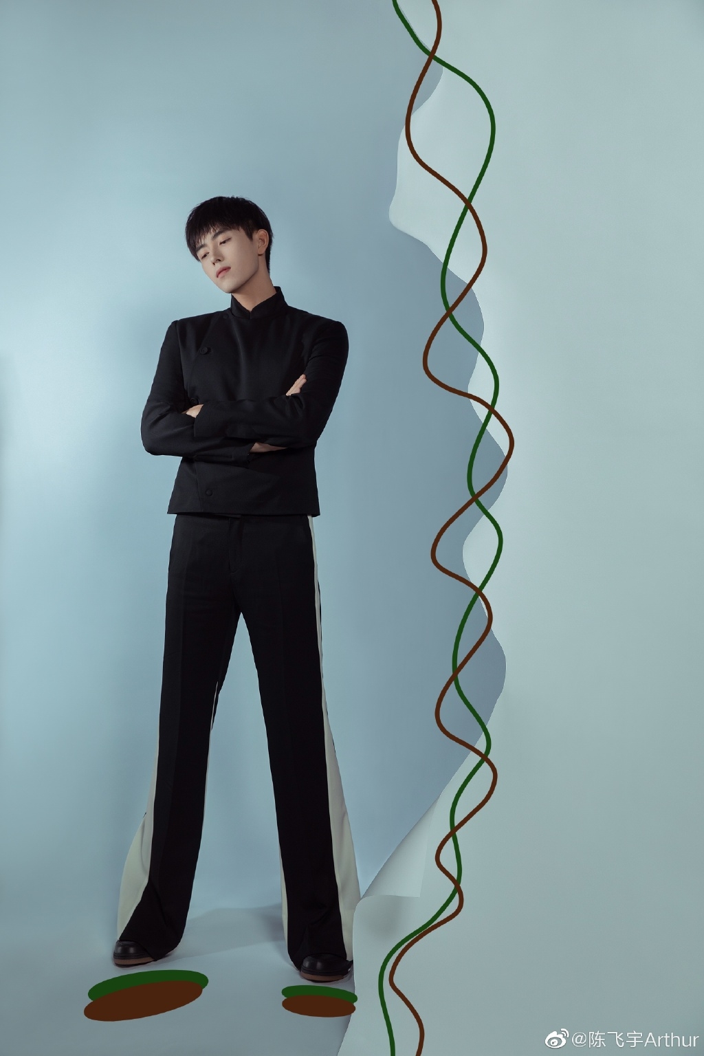 陳飛宇穿起改良式西裝顯得格外沉穩帥氣。