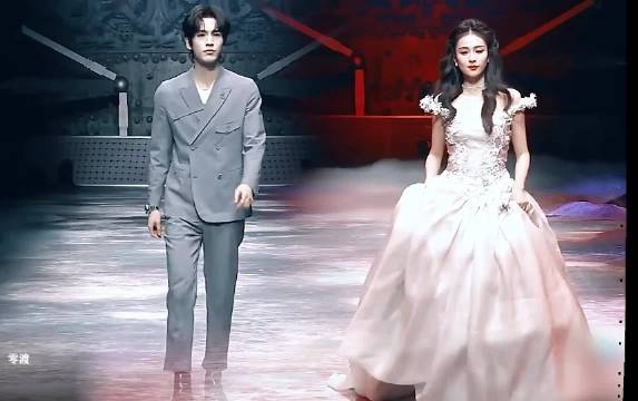 白鹿、張凌赫同框背影照美得冒泡。