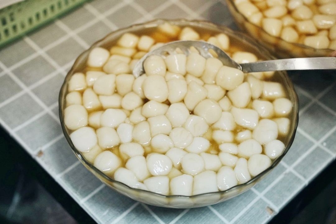 肥肥嫩嫩、白泡泡幼綿綿的湯圓都是手工現做。