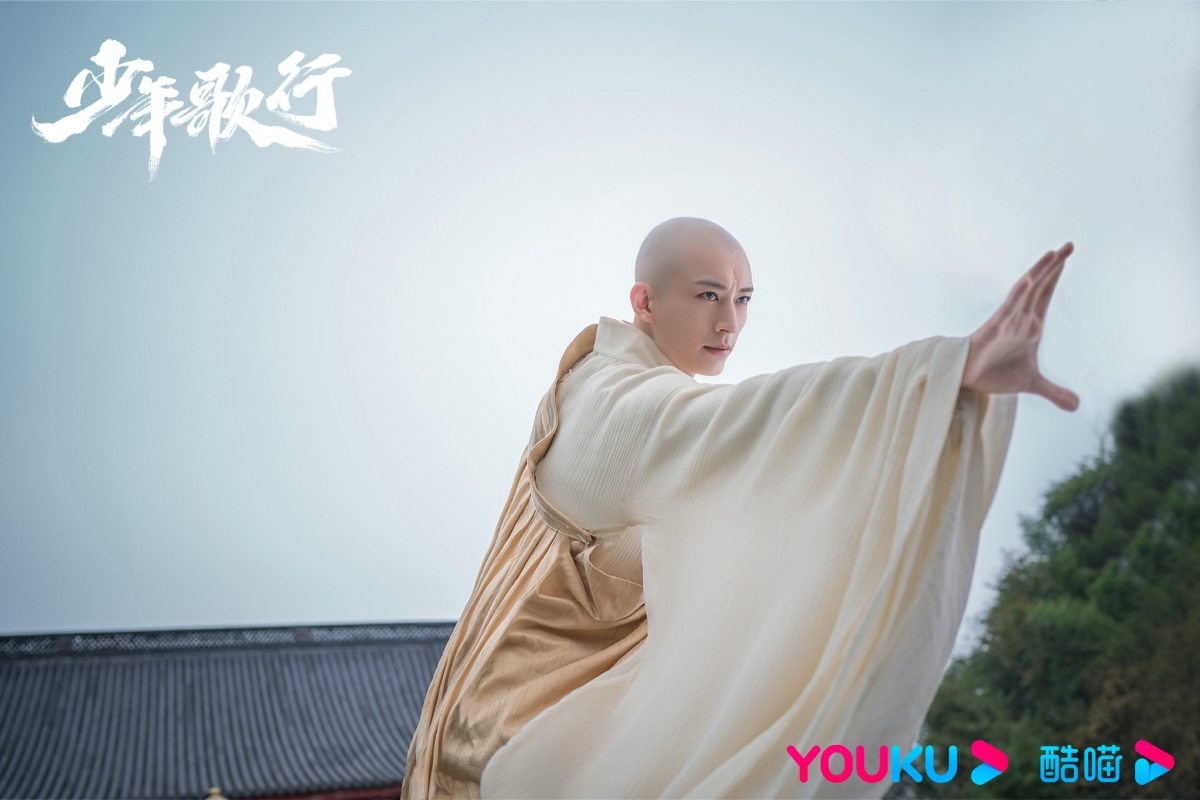濃眉大眼的劉學義即使光頭造型也能完美駕馭。