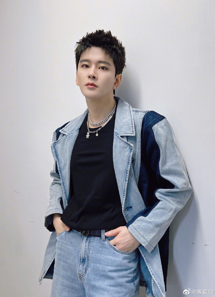 黃宥明時裝打扮年輕帥氣，根本就是韓星吧！