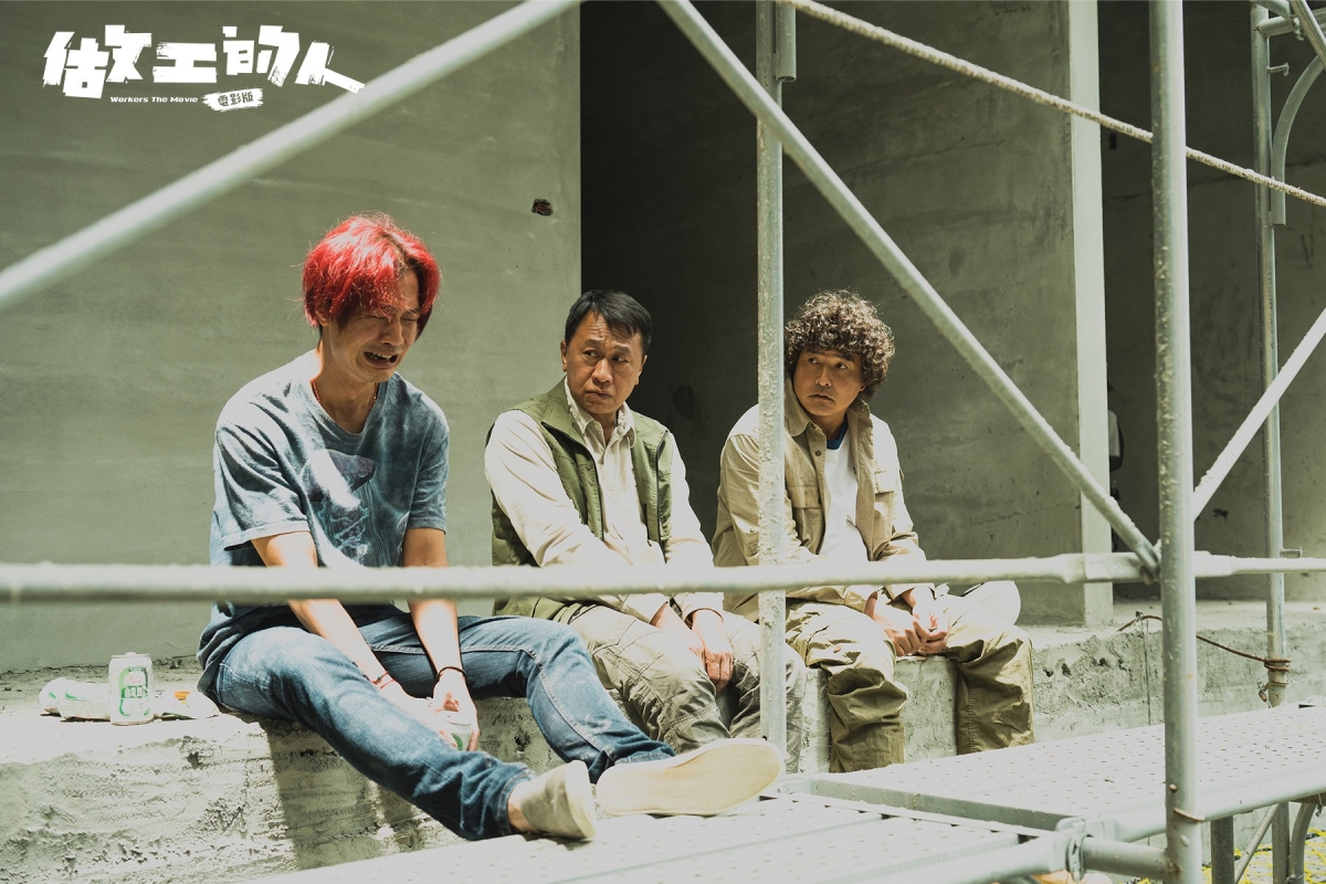 薛仕凌一頭艷麗紅髮穿梭工地超違和。