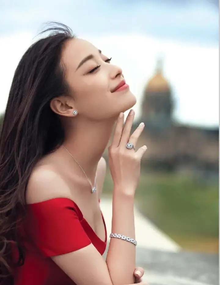 自信美麗的倪妮,曾多次以驚艷美照登上時尚雜誌,擁有「硬照妮」的美稱。