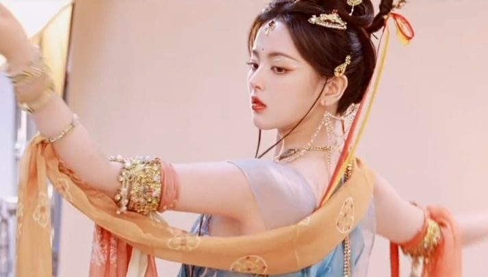 這身單薄的舞衣讓楊超越的雪白肌膚全都露。