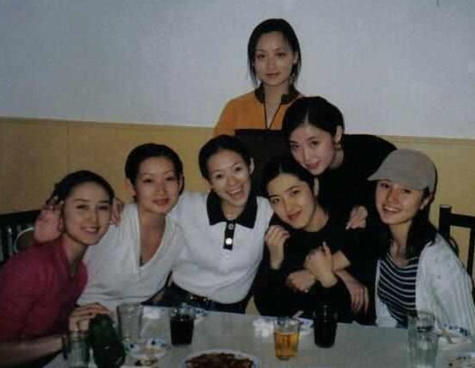 曾黎在中央戲劇學院求學期間與章子怡、秦海璐合影，三人如今都成影后。