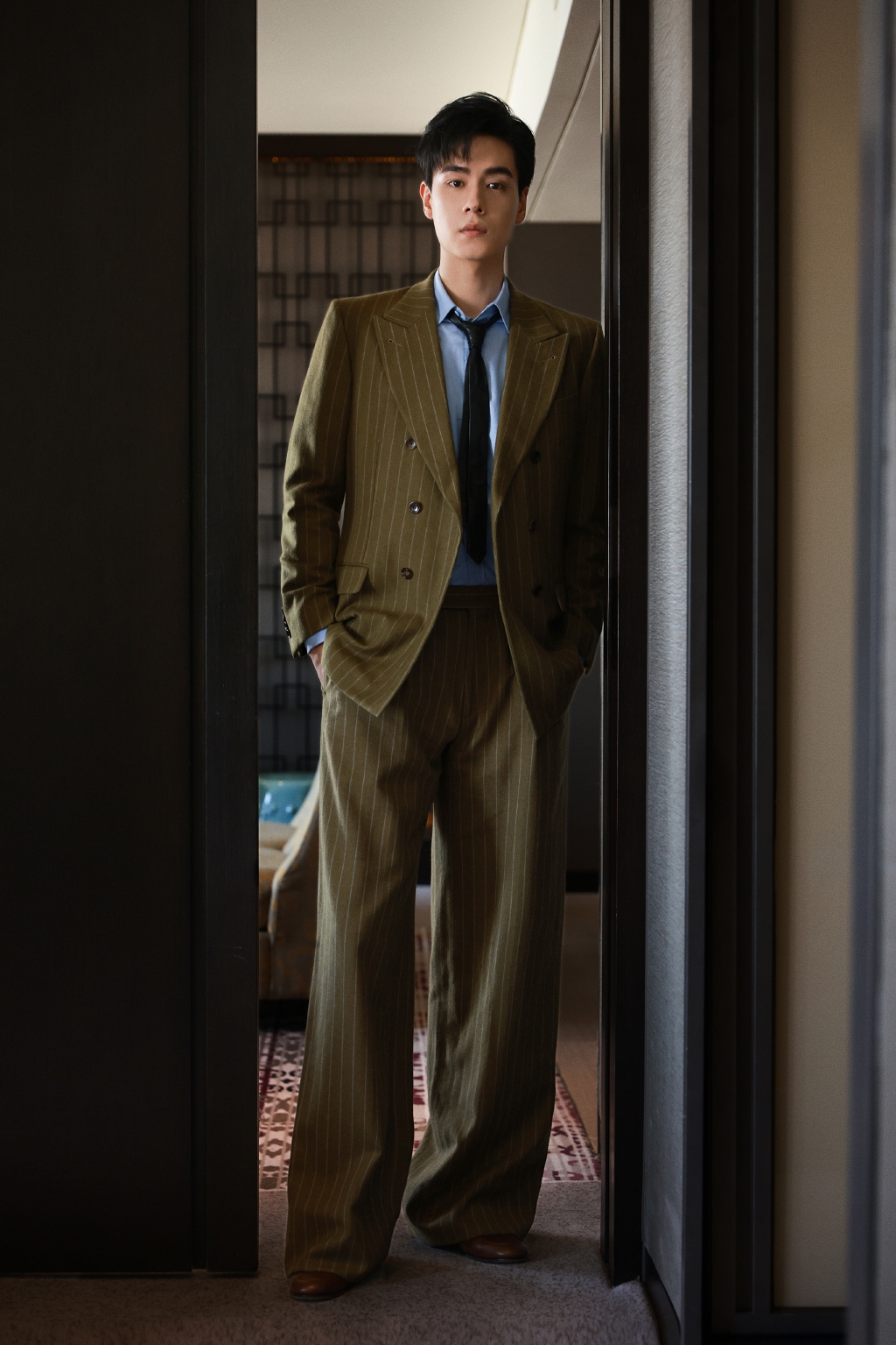 胡一天穿起西裝很有個人魅力。