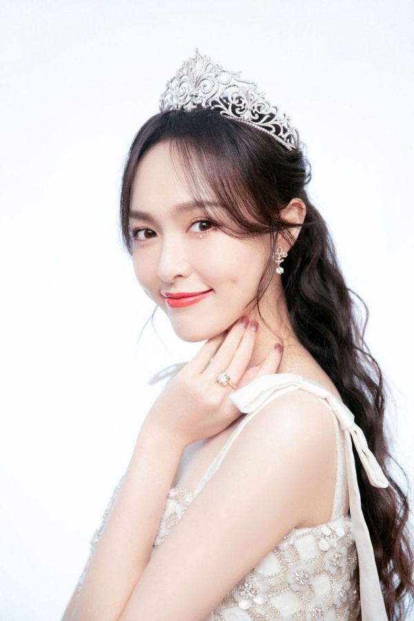 唐嫣的現代造型都有長捲髮瀏海修飾。