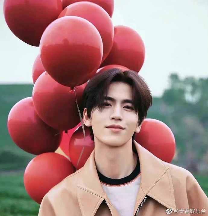 張凌赫生日當天曬出與白鹿同款的紅色氣球。