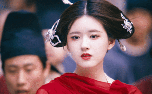 趙露思憑著《傳聞中的陳芊芊》當中搞笑可愛的討喜演出人氣直升，一步步成為甜寵劇女王。