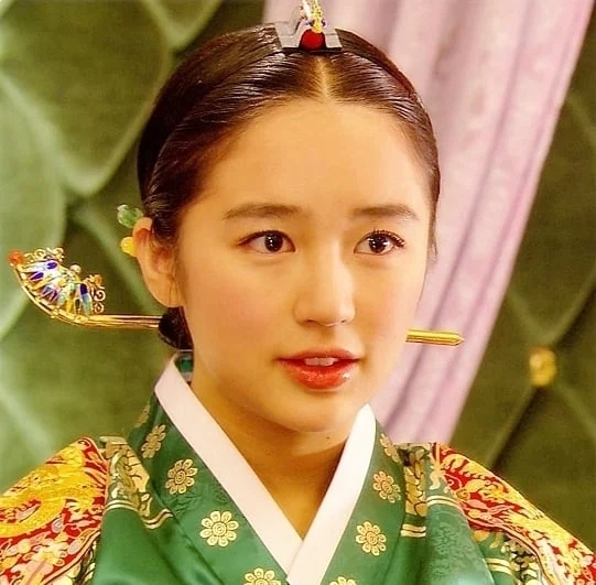 申采靜(尹恩惠 飾)