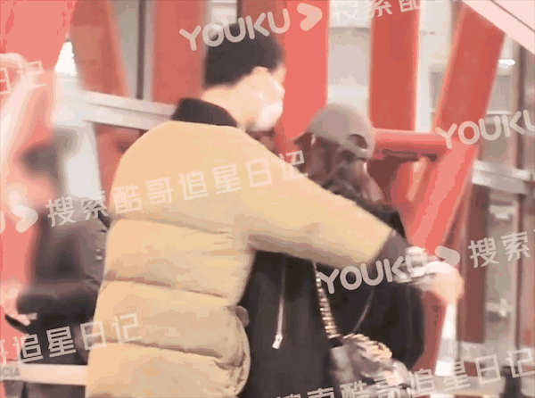 頔一把將李純摟在懷裡，兩人看起來就像熱戀中的情侶。