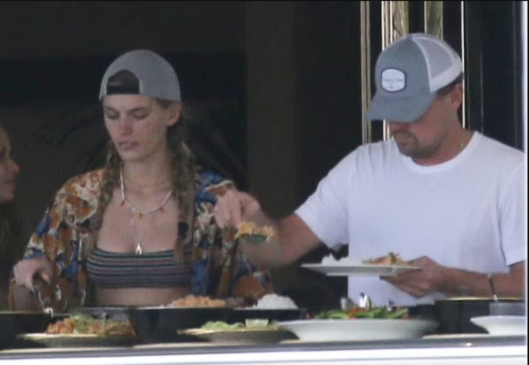 李奧納多與新女友一起在豪華遊艇上跨年，慶祝2023到來