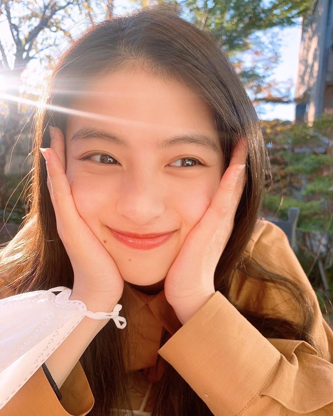 笑起來又像個小孩子，笑容燦爛溫暖。