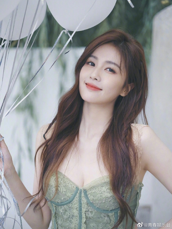 白鹿去年28歲生日時也曾曬出一組白色氣球慶生照。