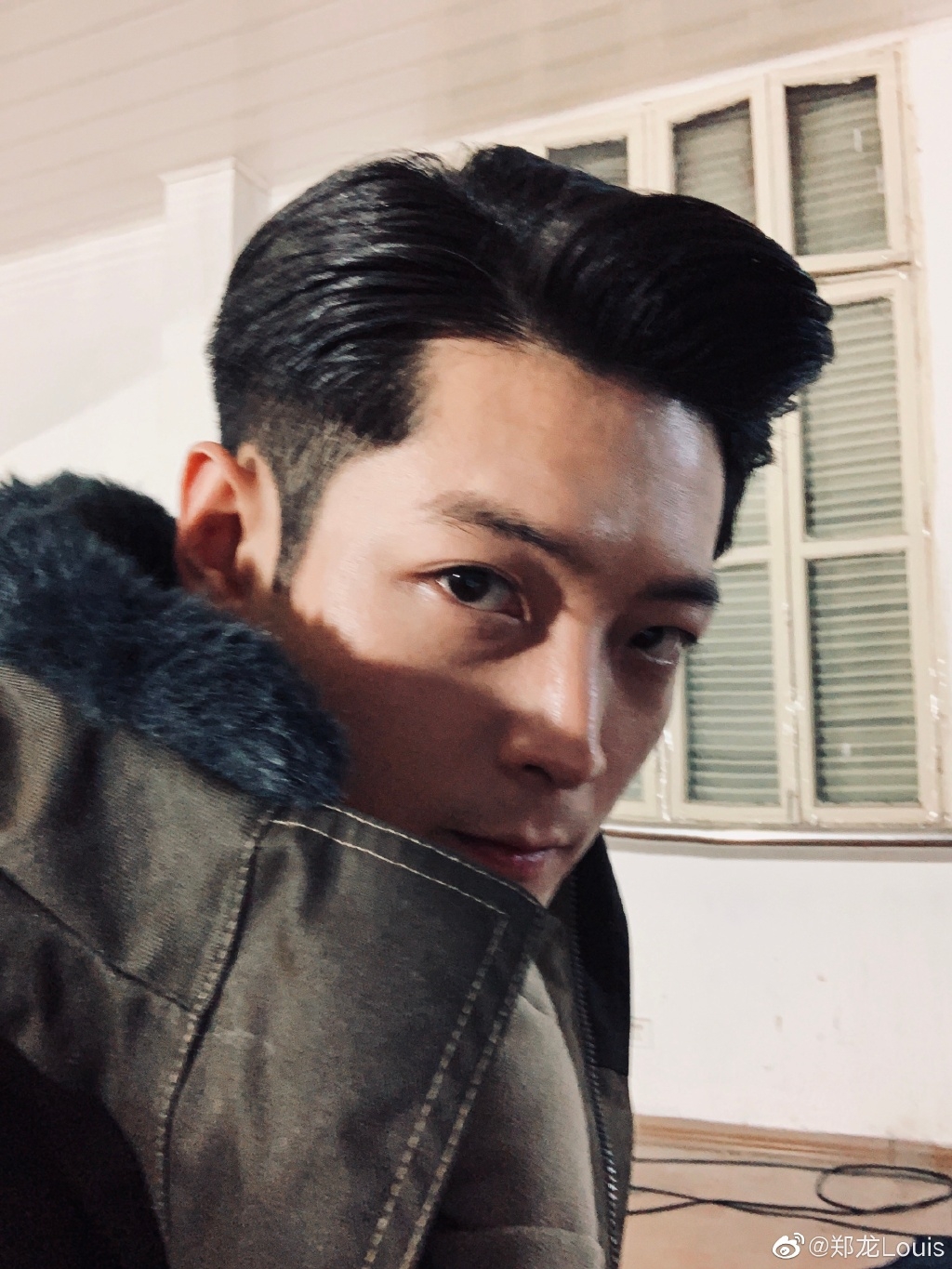 鄭龍時裝打扮很有個性，是個不折不扣的型男。