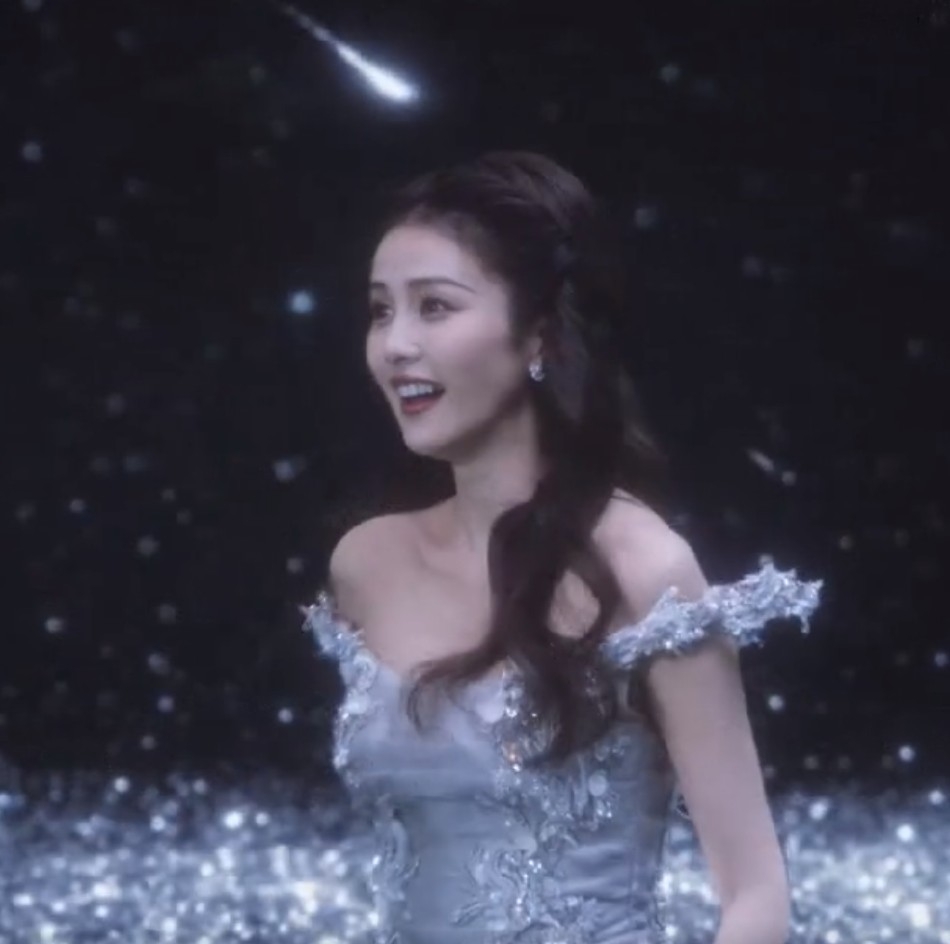 白鹿當天的浪漫造型美得猶如在逃公主。