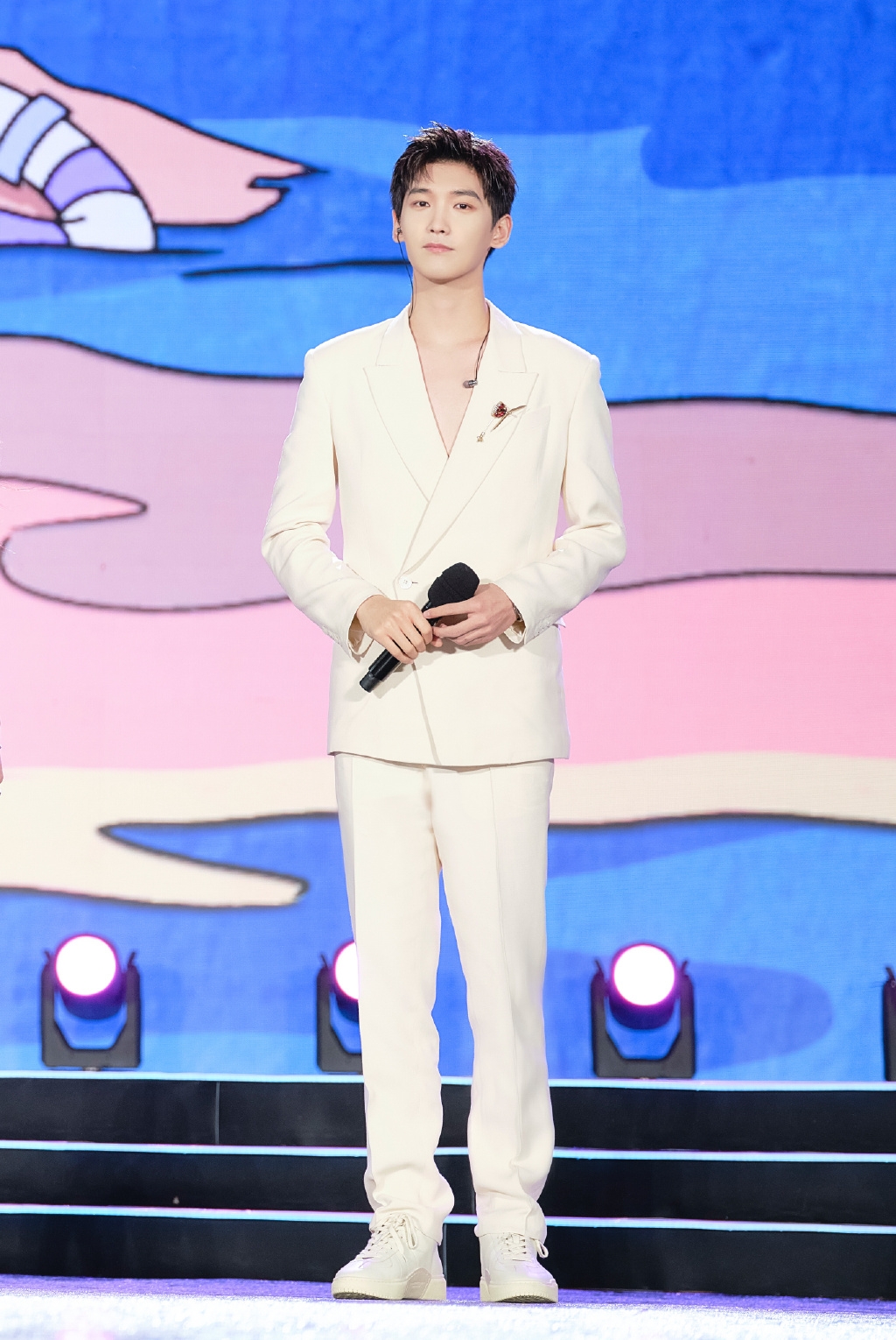 邢昭林長腿醒目，穿上鞋子身高直逼190公分。