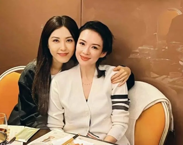 曾黎近年與章子怡合照，兩人是老同學了呢。