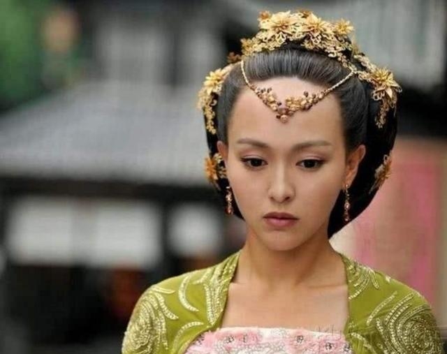 唐嫣的高額頭也曾是網友們熱議的話題。