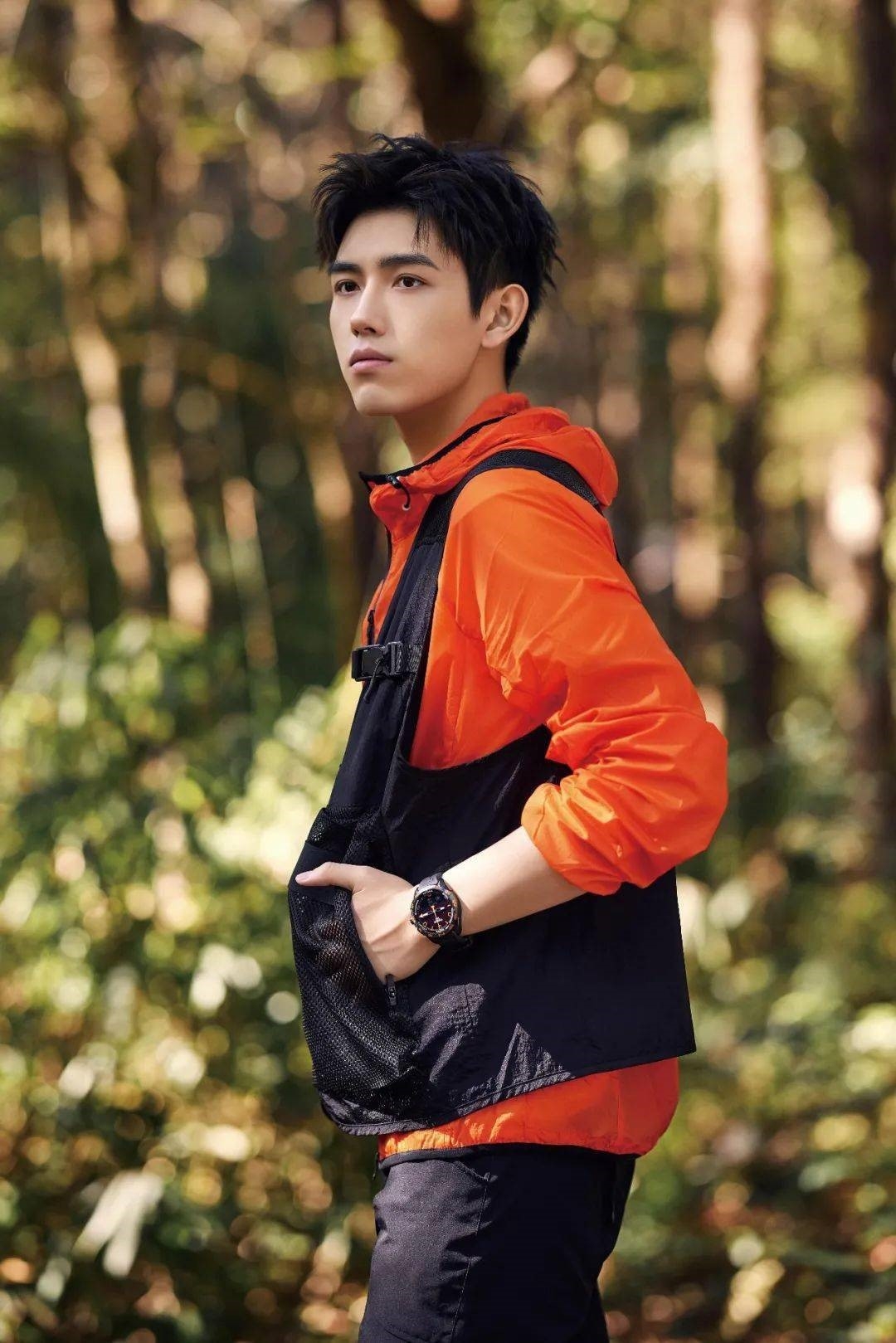 陳飛宇手腕上的是價值百萬的天梭名錶。