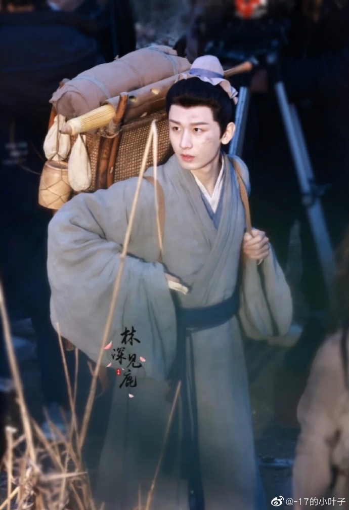 成毅在《英雄志》當中的乞丐造型也跟著曝光。