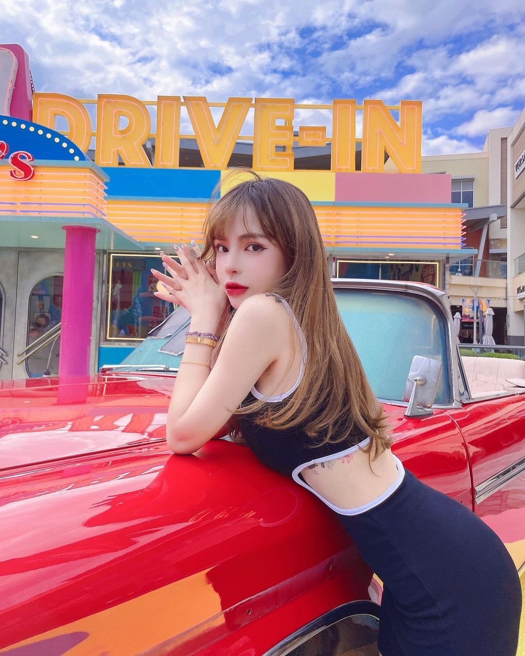 斯亞表示以前在黑澀會常被說被說像「洋娃娃」，但不知道從什麼時候開始，一直被說有整形