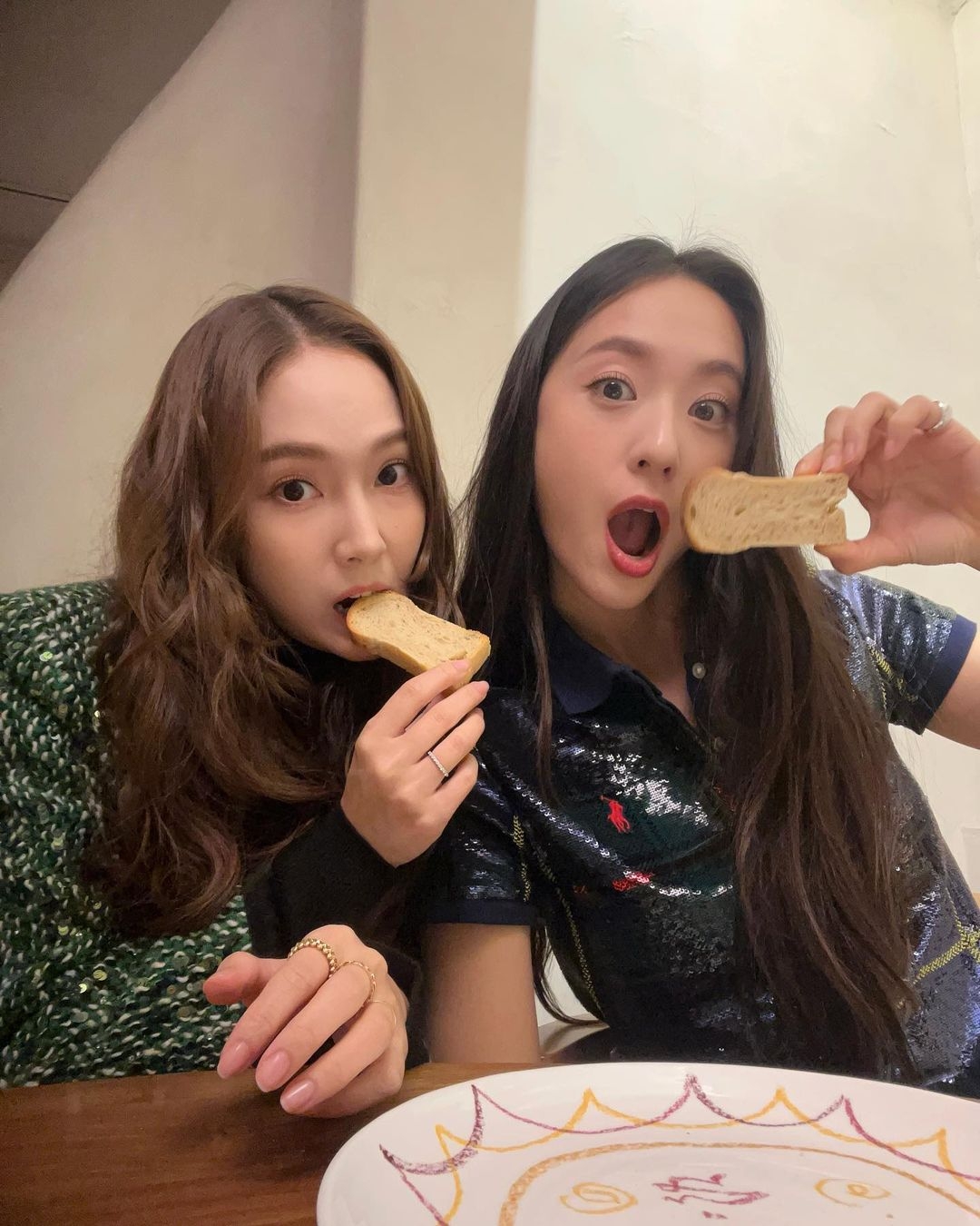 Krystal常替姊姊Jessica加油打氣。