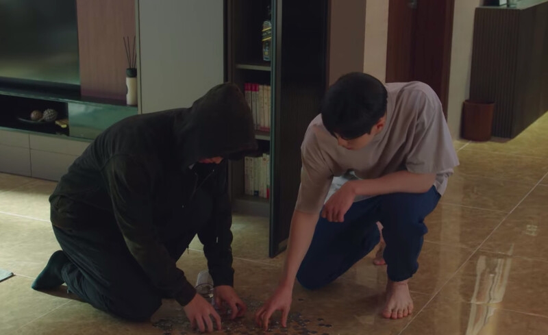 熙才需要零錢是因為想餵貓,後來發現了殺手正以鋼珠虐貓便尾隨跟蹤,最後親眼目睹了整起殺害案件。