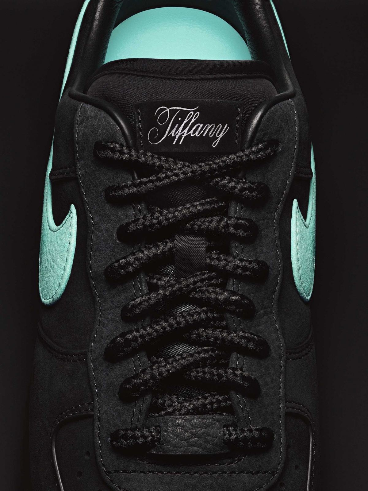 Tiffany & Co.攜手Nike打造傳奇鞋款Nike x Tiffany & Co. Air Force 1 1837, 建議售價$400美元 。
