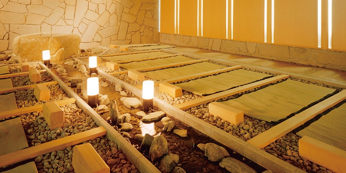 利用溫泉製造自然的三溫暖室，幫助大家排汗