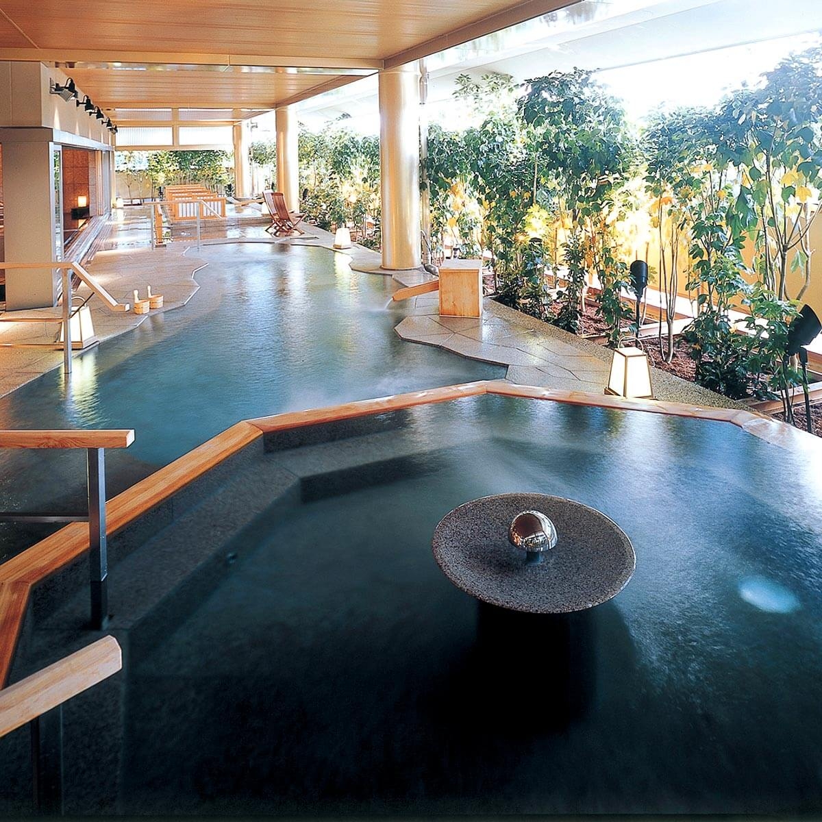 湯之國天祥除開湯1300年、持續舒緩訪客身心的山代傳統溫泉， 尚有於2012年開湯的美肌之湯、自家泉源。