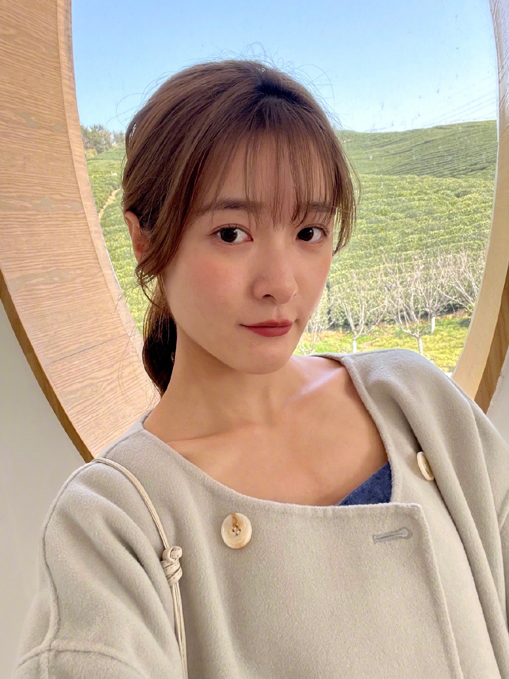 成年的徐嬌以鄰家女孩的造型示人居多。