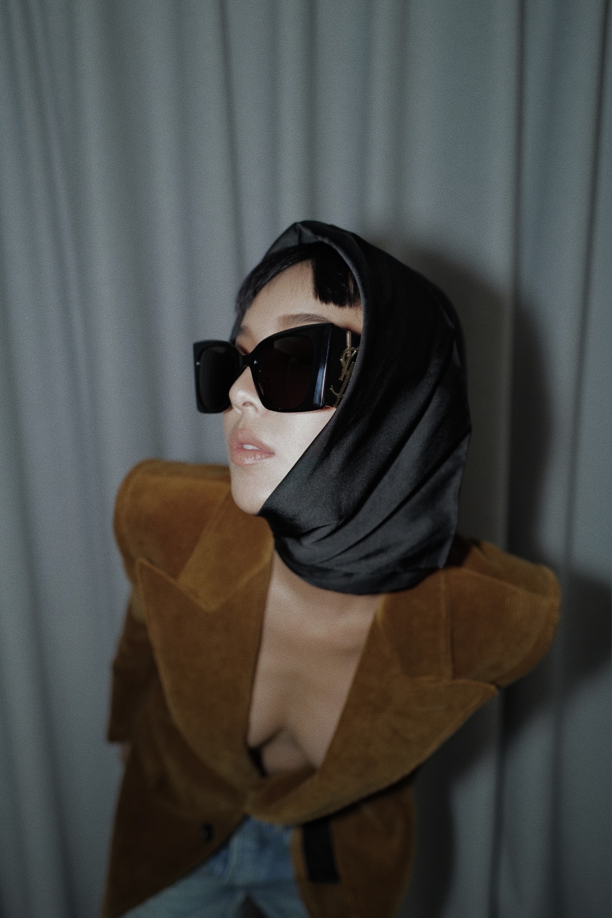 KIWI示範SAINT LAURENT 全新 BLAZE 貓眼墨鏡 。