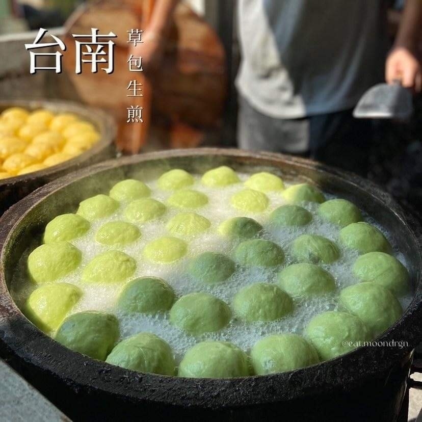 猶如芭樂個頭大小的綠色水煎包在鍋上燒得滋滋作響。