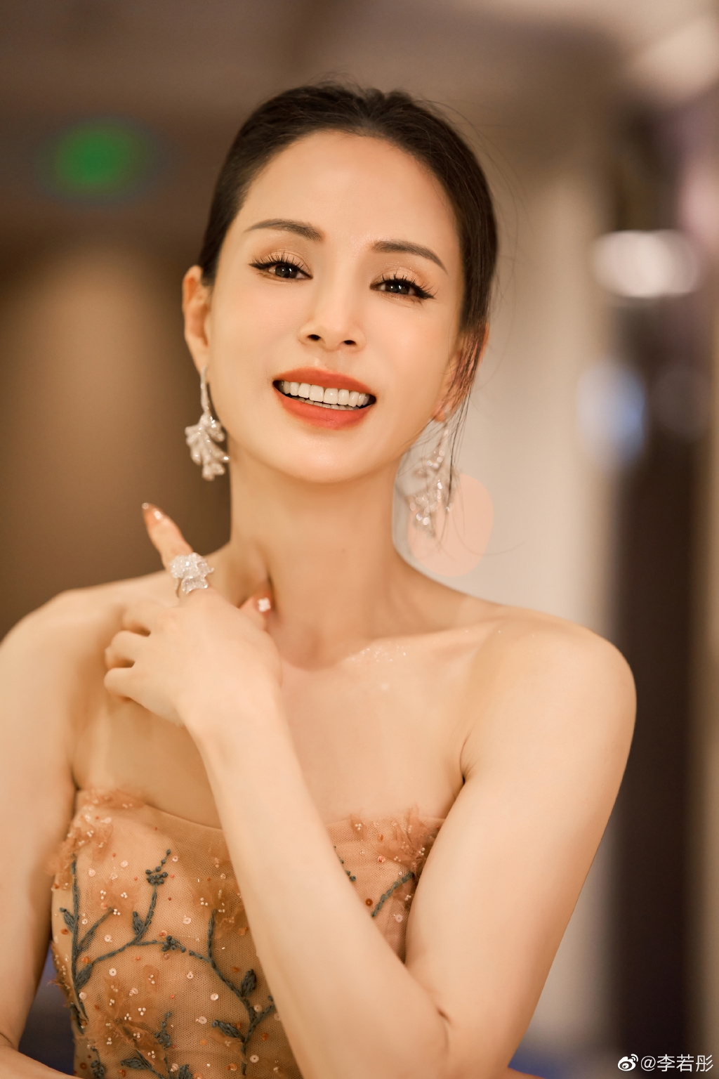 凍齡功力驚人的香港女神李若彤也在《浪姐4》名單之列。