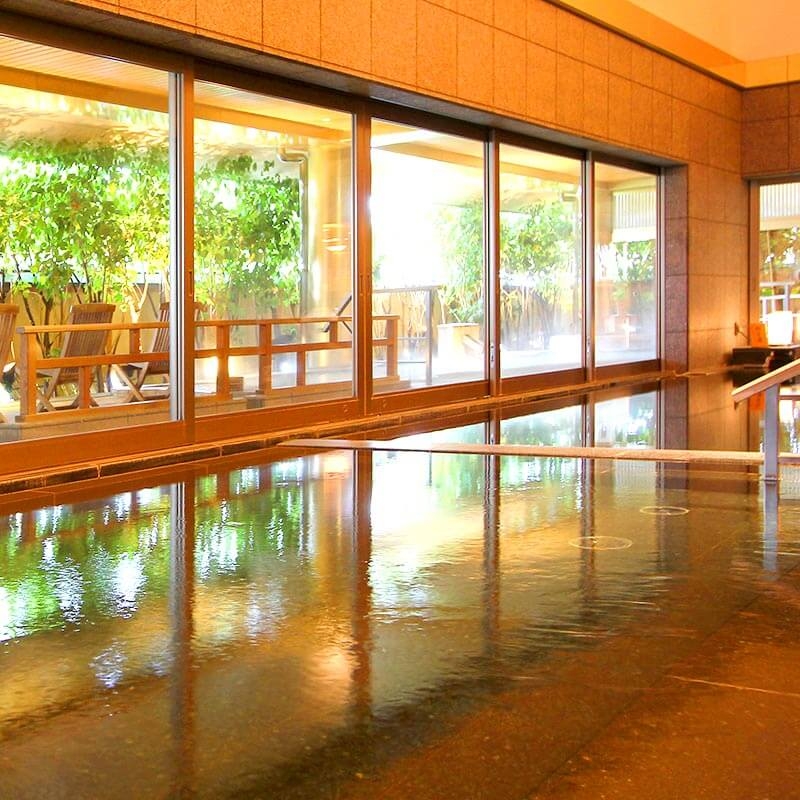 盡情享受種類豐富，包含露天溫泉、岩石浴池在內的一晚三湯十八湯巡禮。