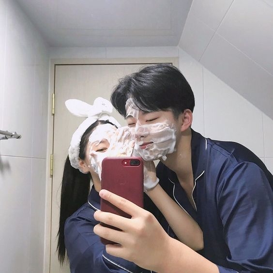 在一起很久的情侶會「不吝嗇地表達愛」。