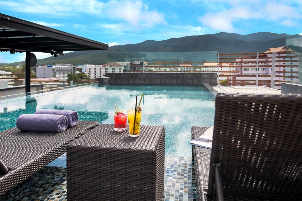 點上一杯飲料，悠哉地坐在Akyra的游泳池畔